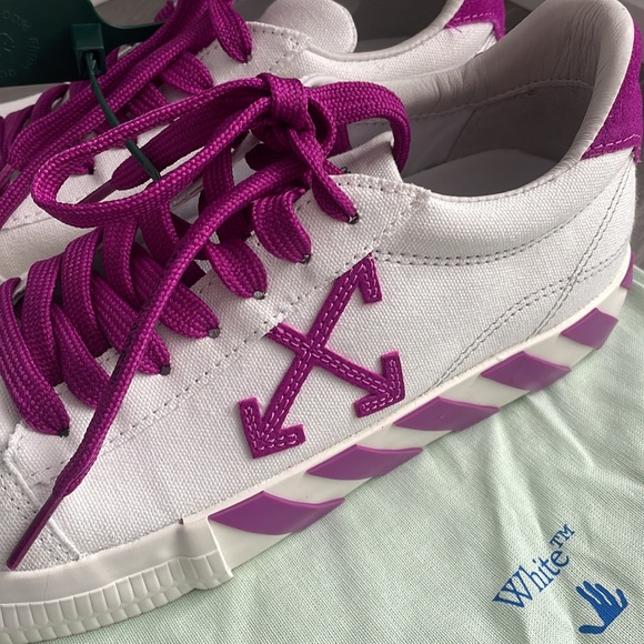 Off-White Low Canvas Sneaker - Women’s size 40 - Picture 4 of 7